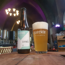 De naeckte brouwers Dirndl hefe weizen